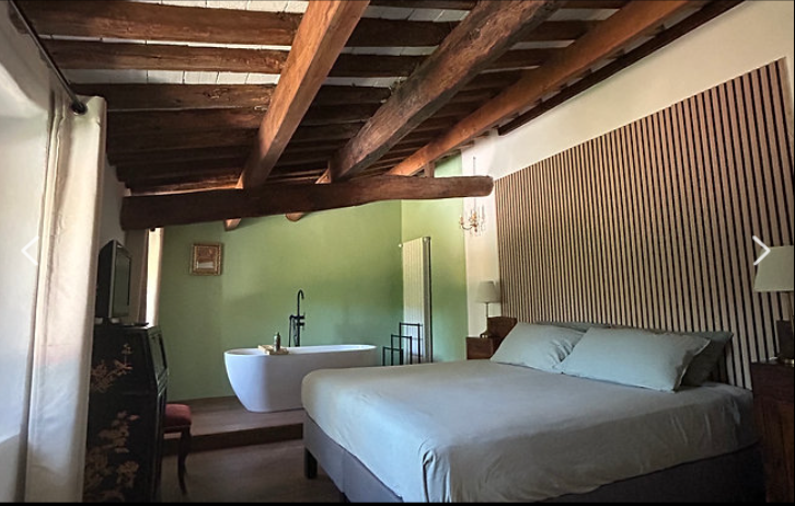 Suite Firenze — slaapkamer met vrijstaand bad en houten balken