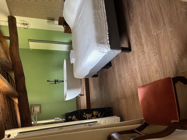 Luxe Suite — volledige kamer met bed en vrijstaand bad