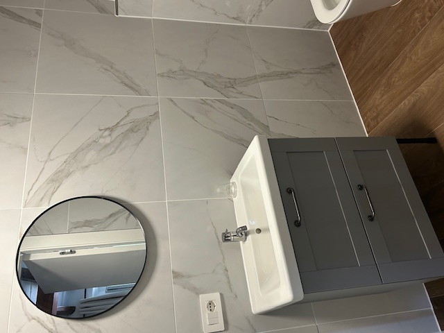 Luxe Suite — badkamer met marmeren wanden