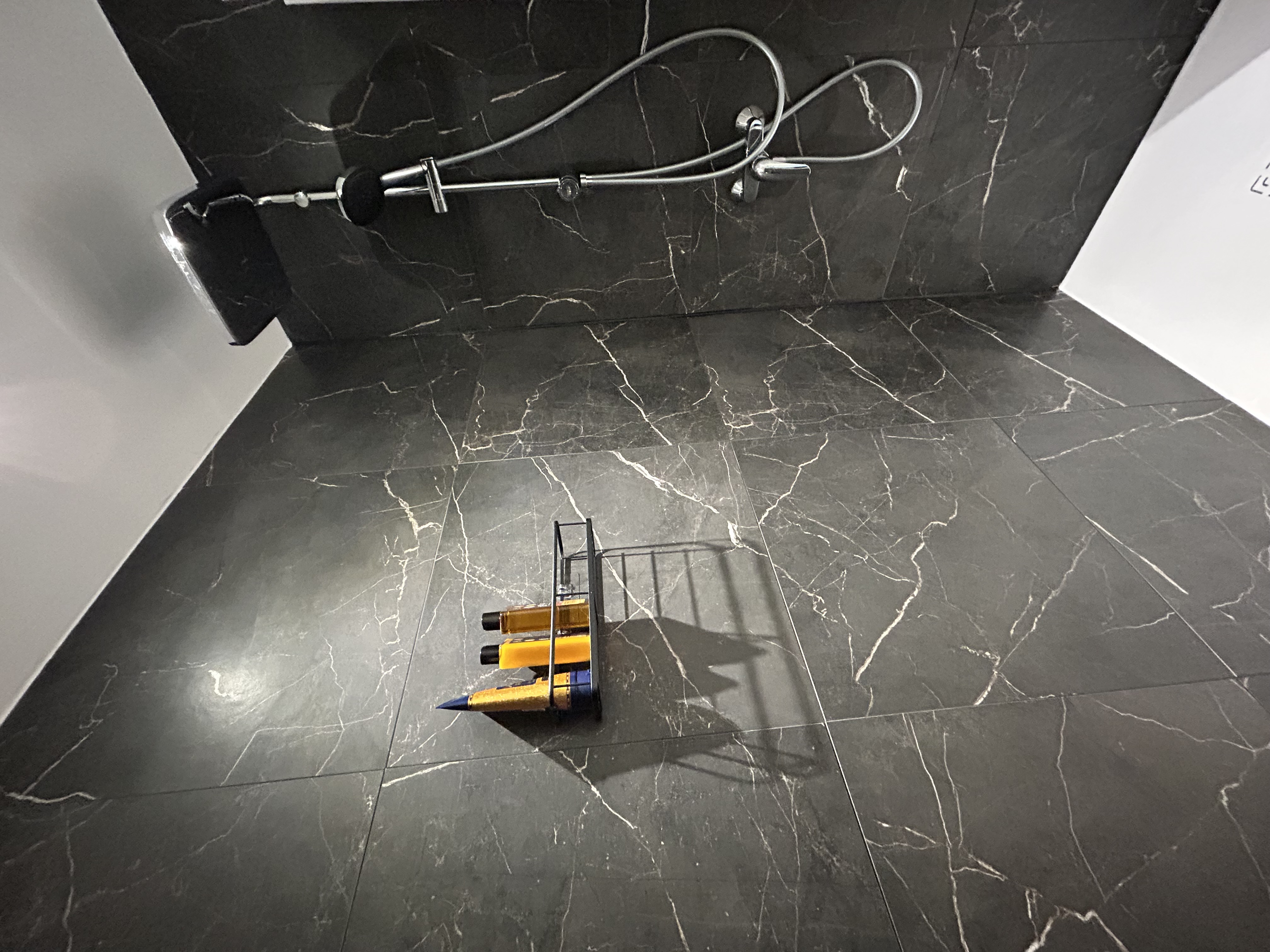 Appartement Toscana — inloopdouche met marmer