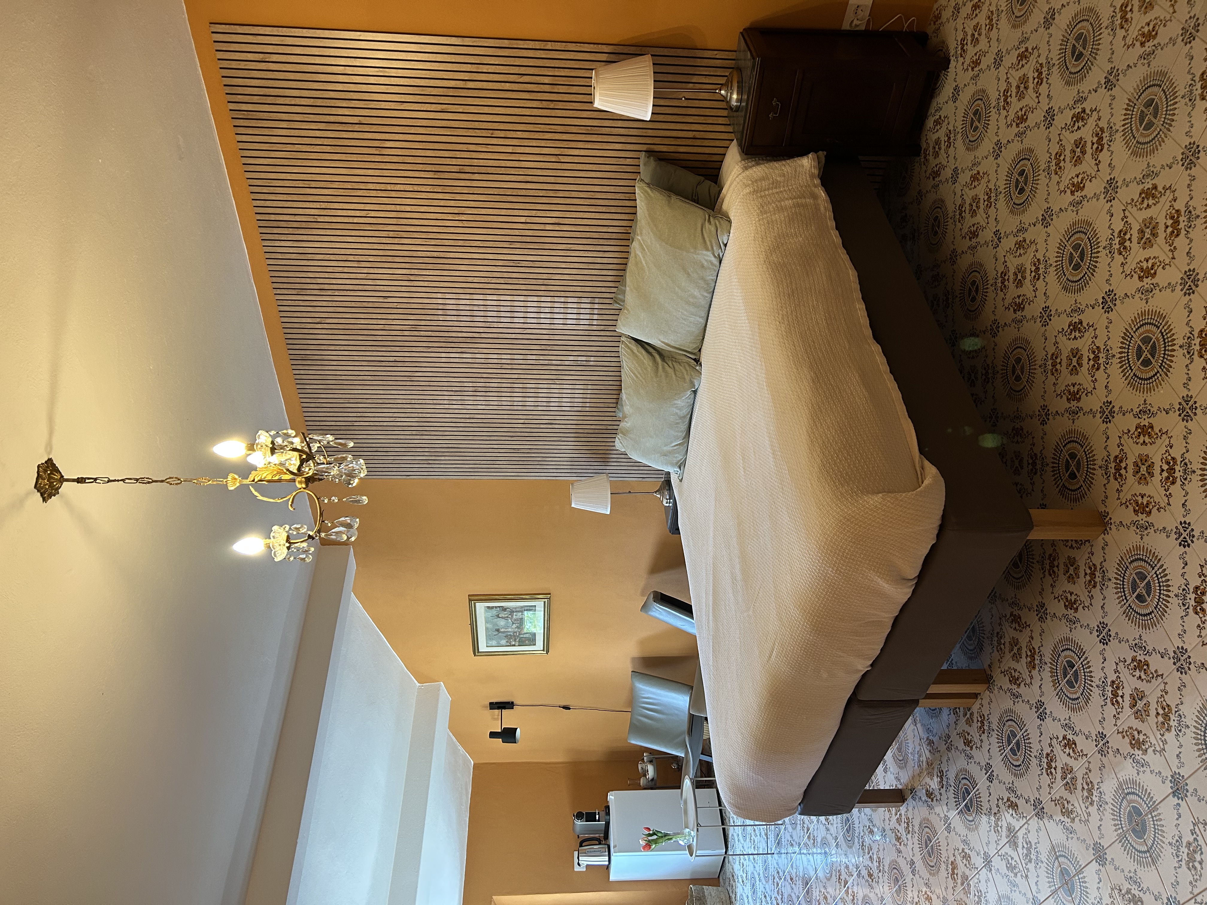 Appartement Toscana — woonkamer met zithoek en kroonluchter